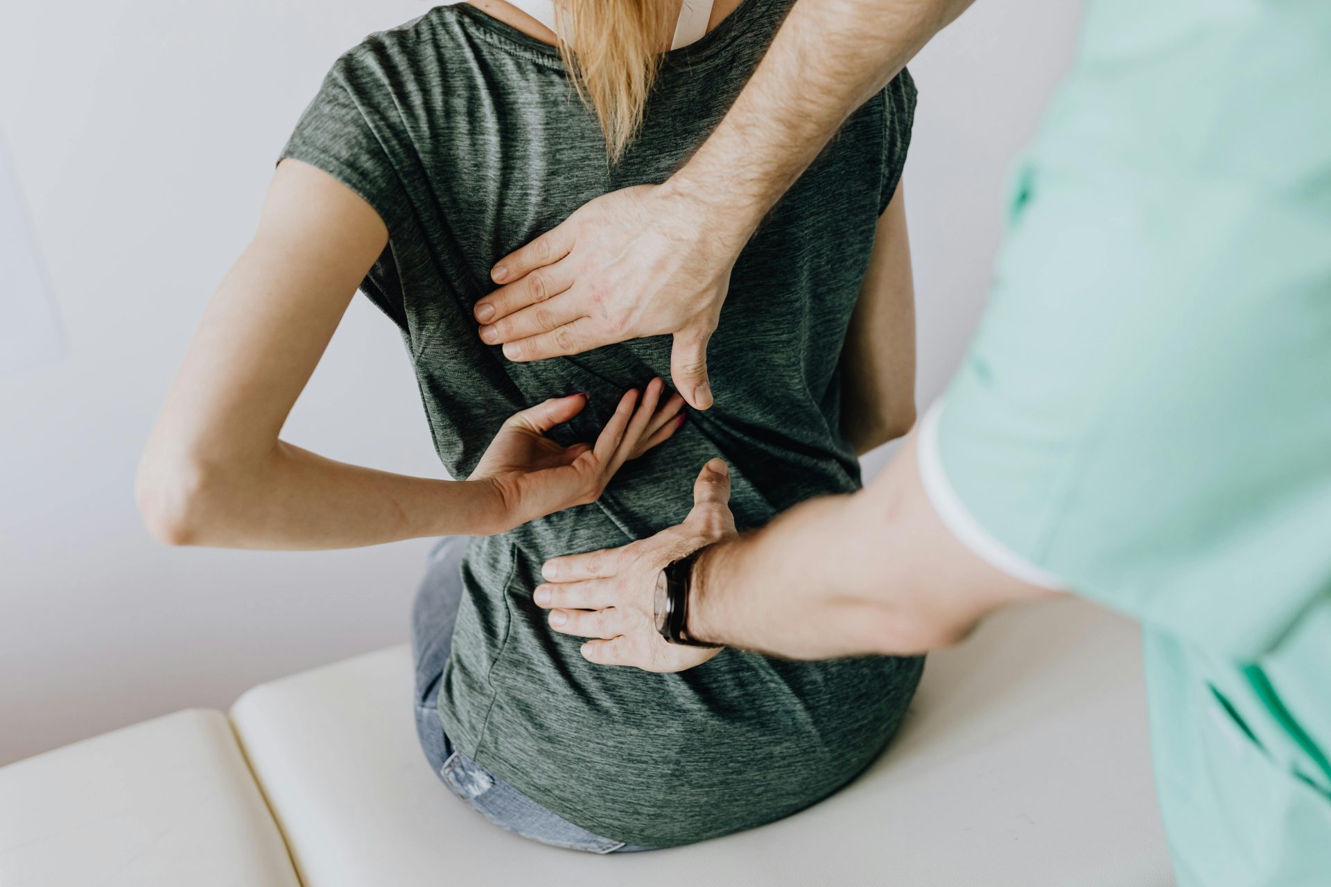 Ein Chiropraktiker untersucht den Rücken eines Patienten, um Schmerzen und Beschwerden zu lindern.