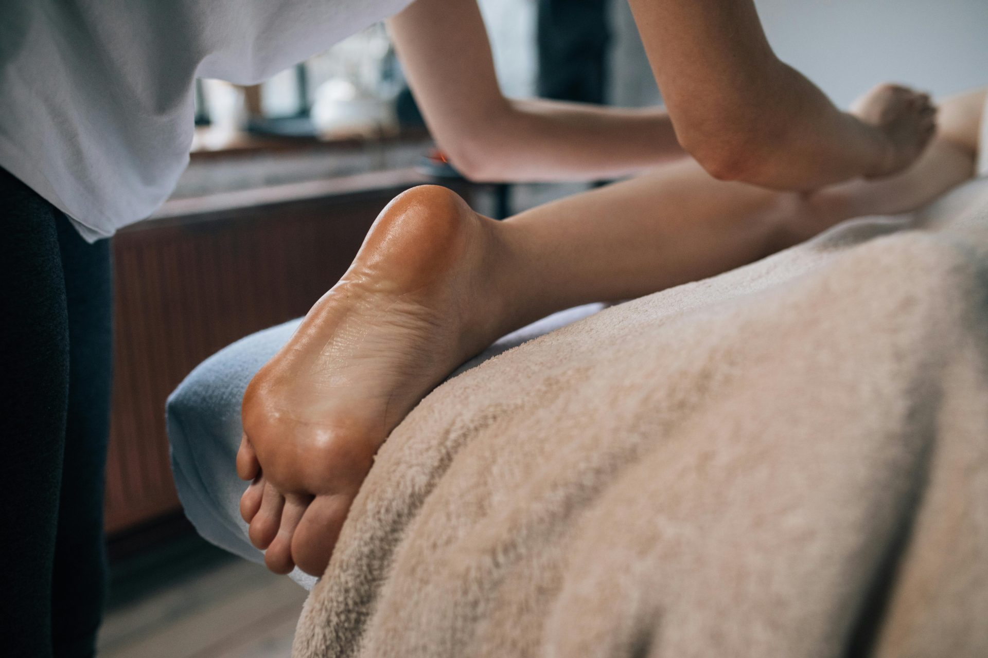 Eine wohltuende Fußmassage in beruhigender Atmosphäre, die Entspannung und Selbstfürsorge fördert.